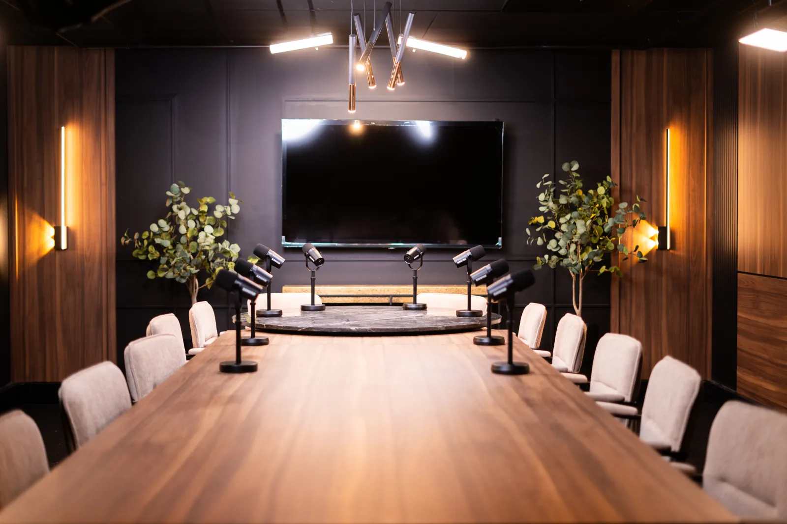 Grande table de réunion et écran du studio Board Room