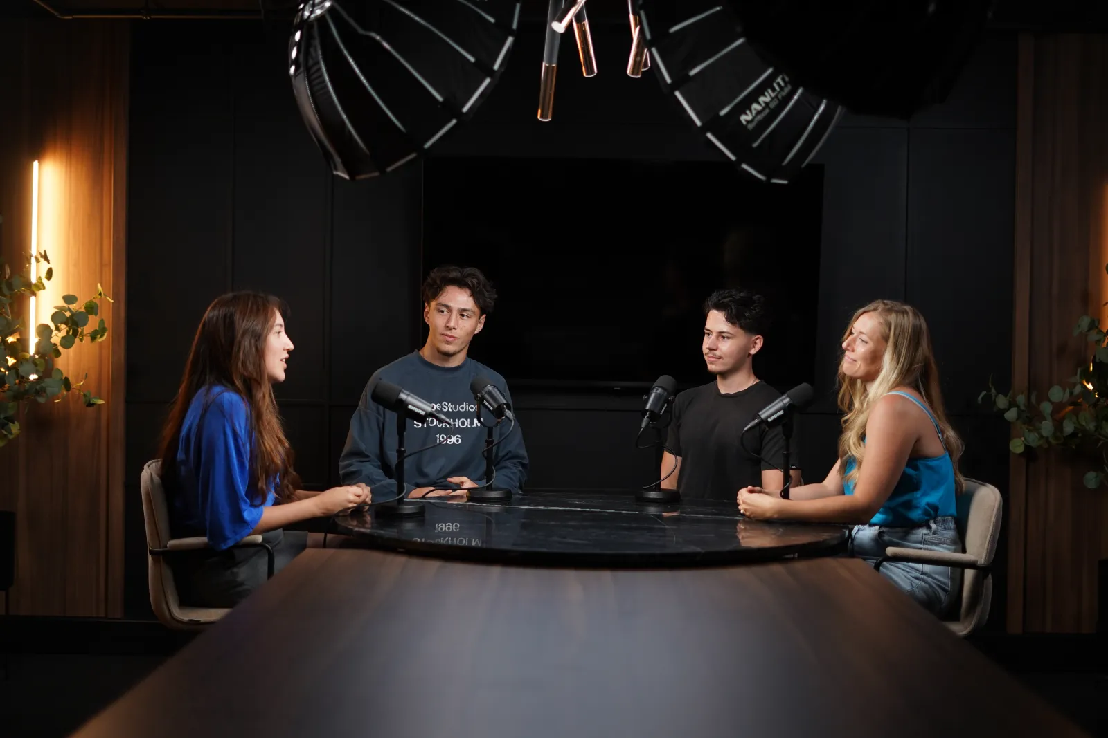 Quatre intervenants sous les projecteurs du studio Board Room