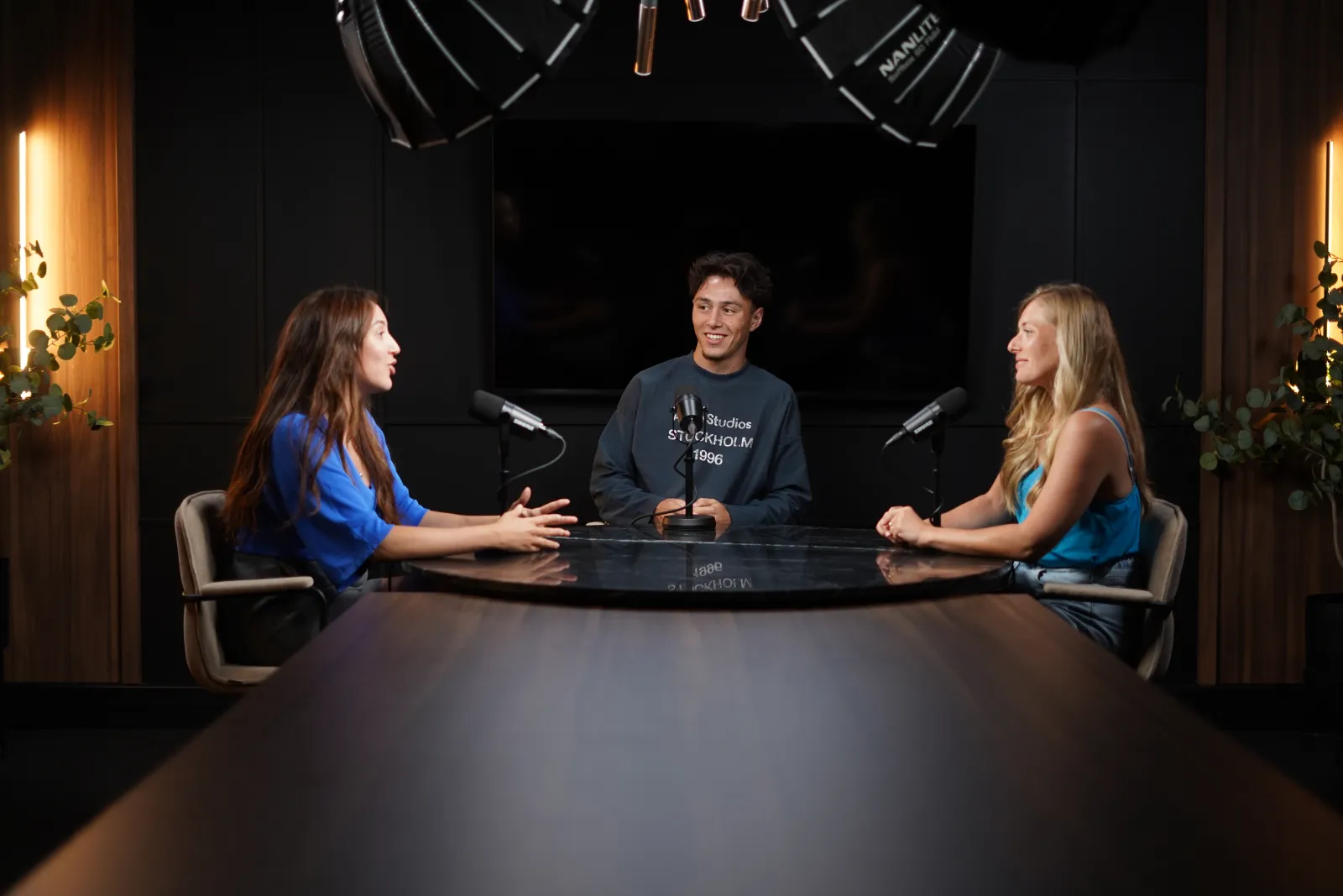 Tournage à trois autour de la table du studio Board Room
