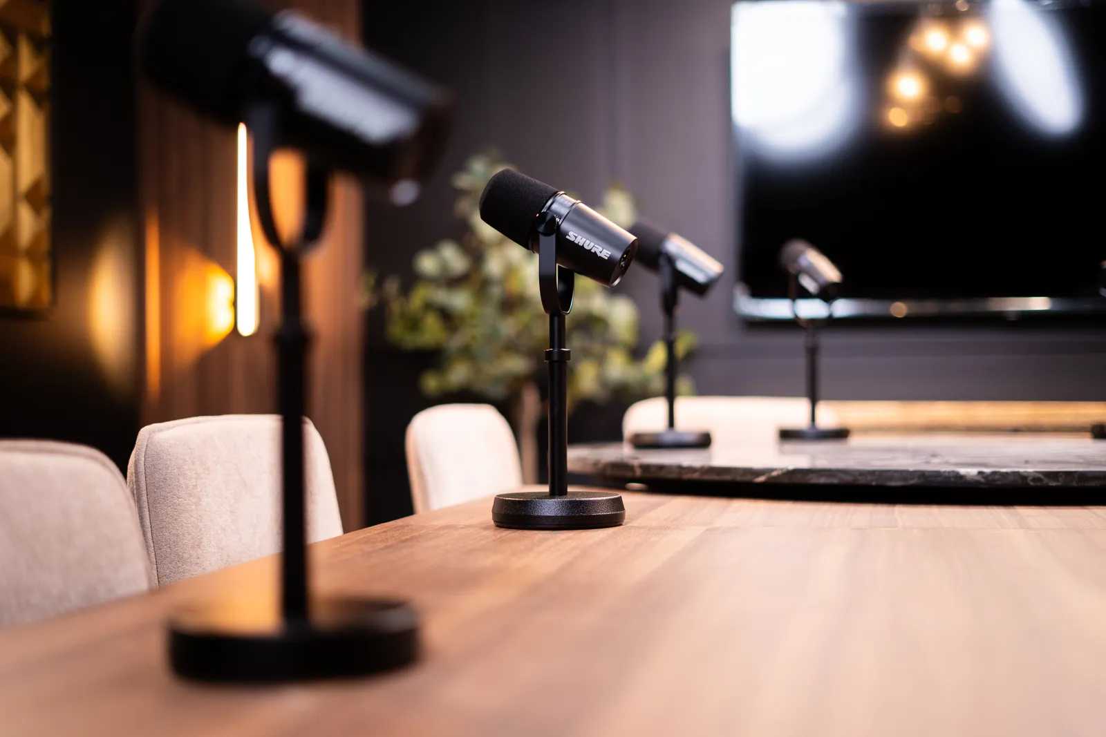 Micros sur la table en pierre noire du studio Board Room