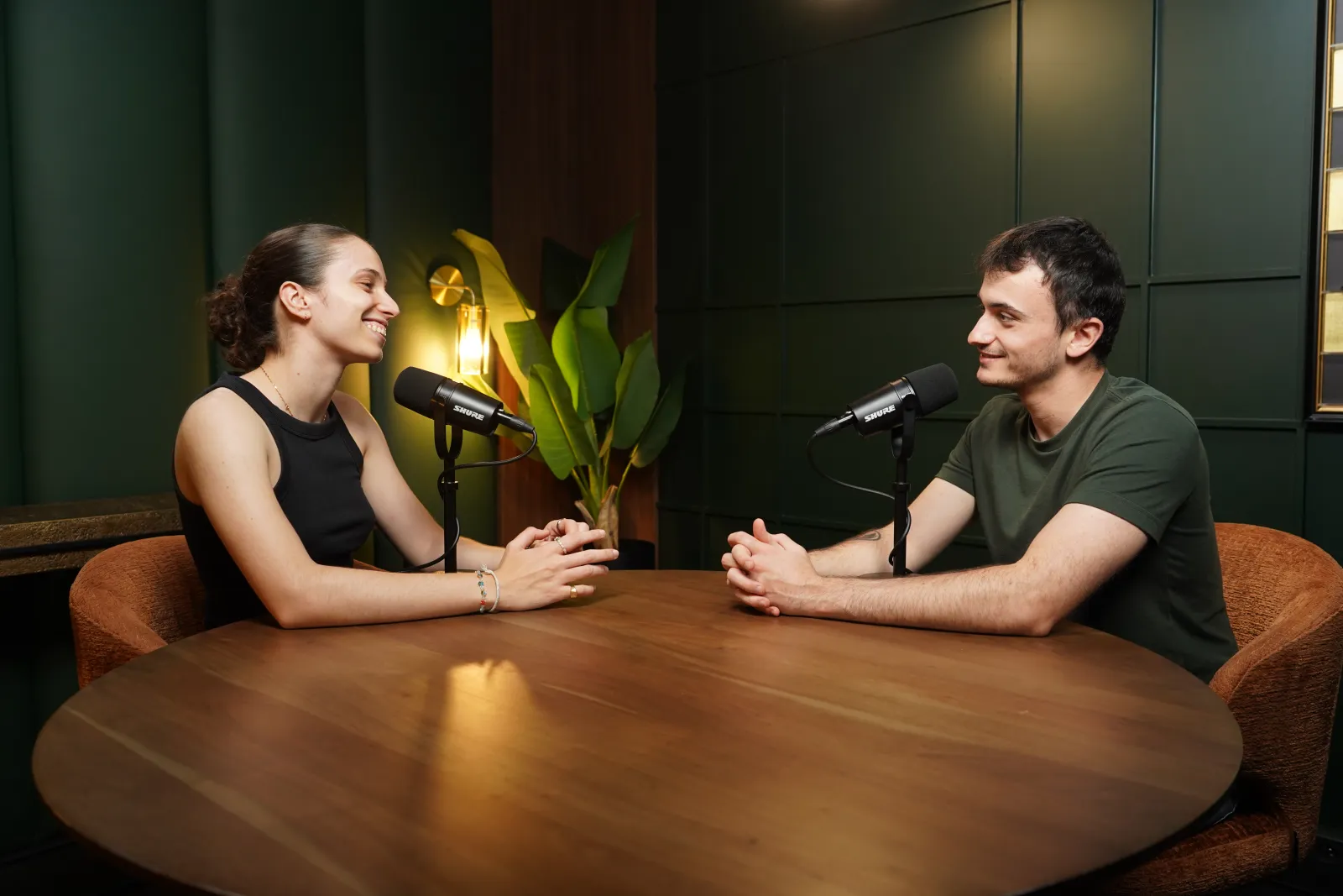 Podcast à deux à la table ronde du studio Cigar Lounge