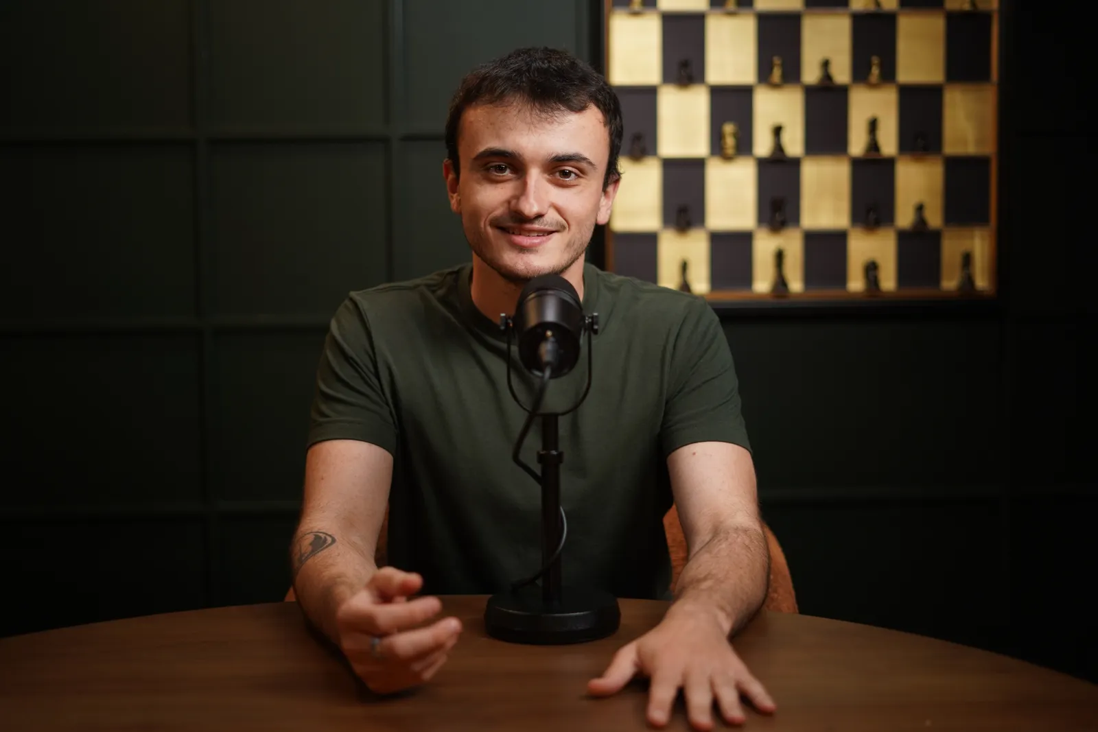 Intervenant devant le mur échiquier du studio Cigar Lounge