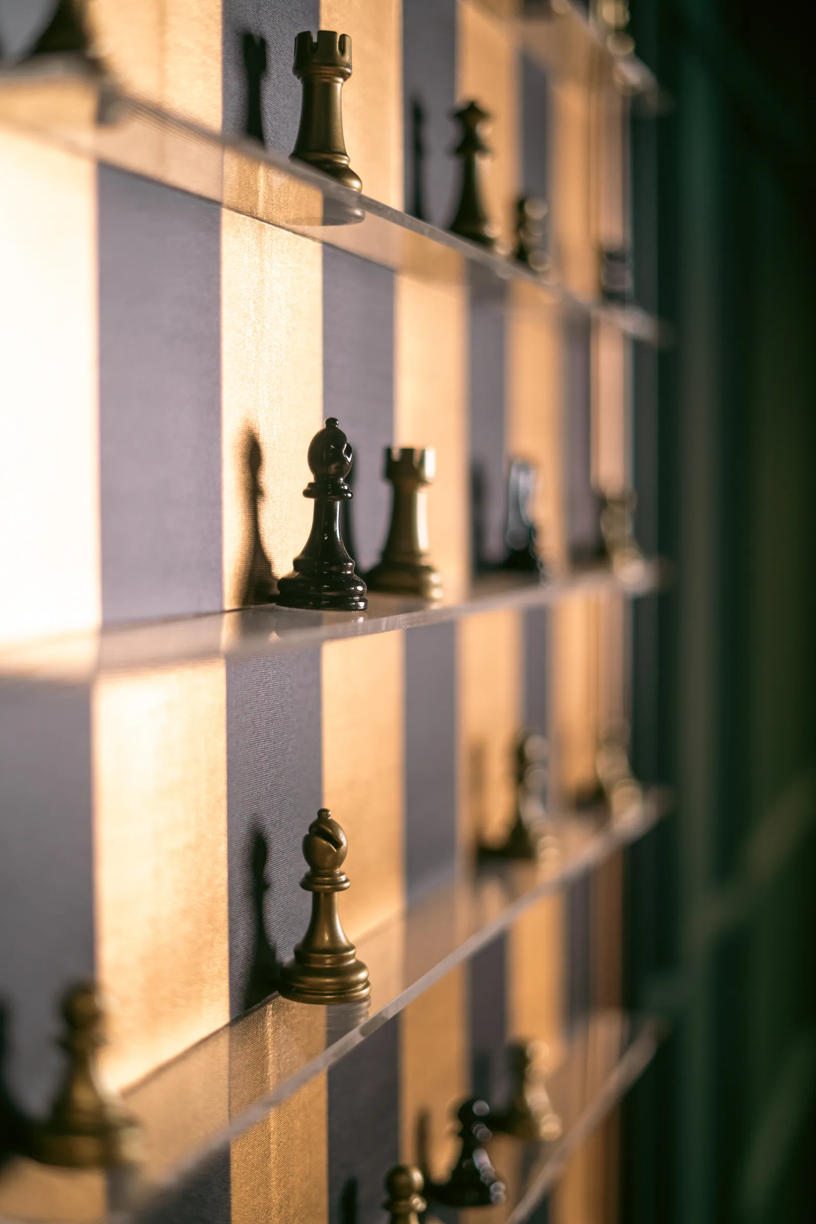 Pièces d'échecs dans la lumière dorée du studio Cigar Lounge