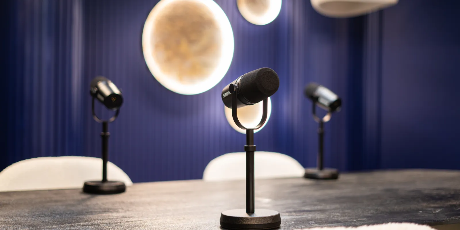 Micros Shure sous les lunes lumineuses du studio Galaxy