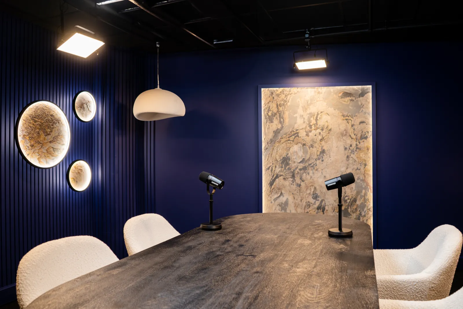 Studio du studio Galaxy vide, pierre et bleu nuit